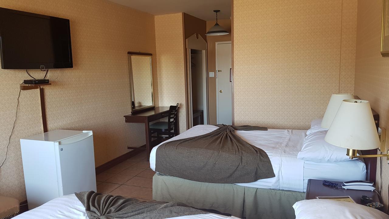 Chomedey Inn Laval Exteriör bild
