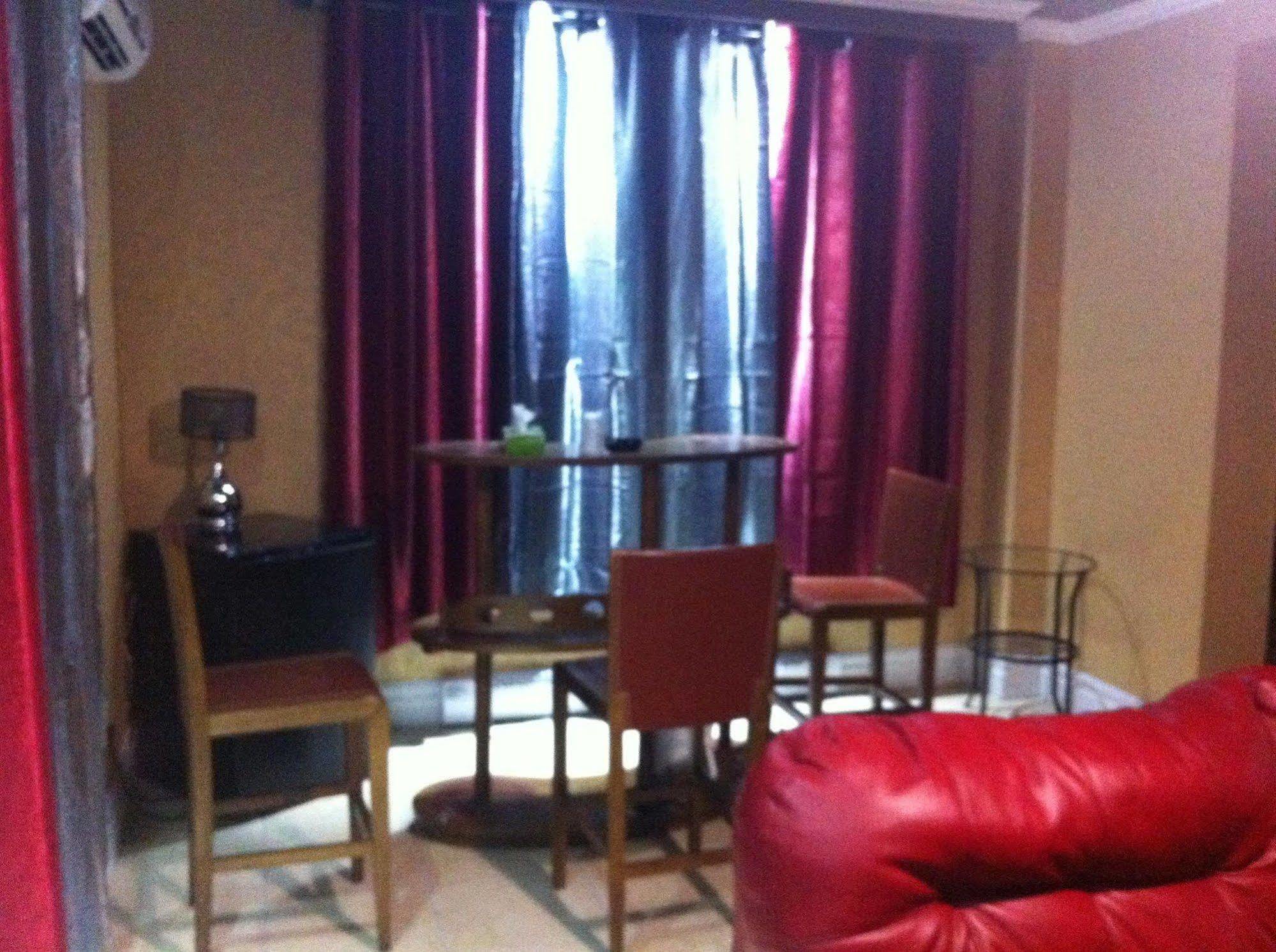 Chomedey Inn Laval Exteriör bild