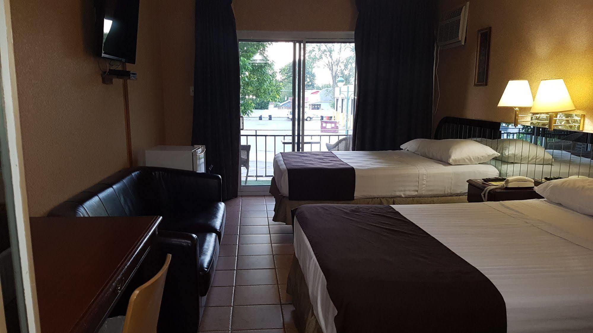 Chomedey Inn Laval Exteriör bild